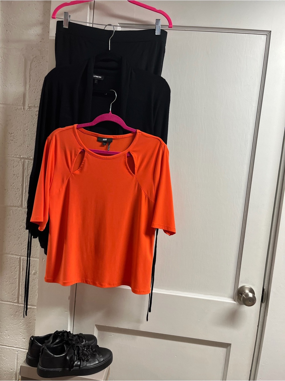 4 pc lot. DKNY top/Express cardi/VS skirt/högl shoes
